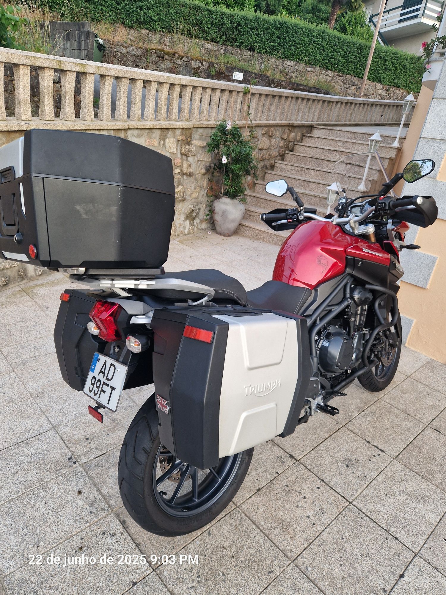 Triumph Tiger 1200 Explorer: A Fera Vermelha das Estradas e Trilhos