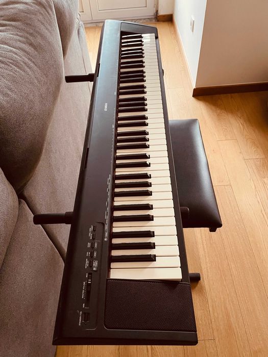 Piano Yamaha Portable Grand NP-30 + Banco – €150