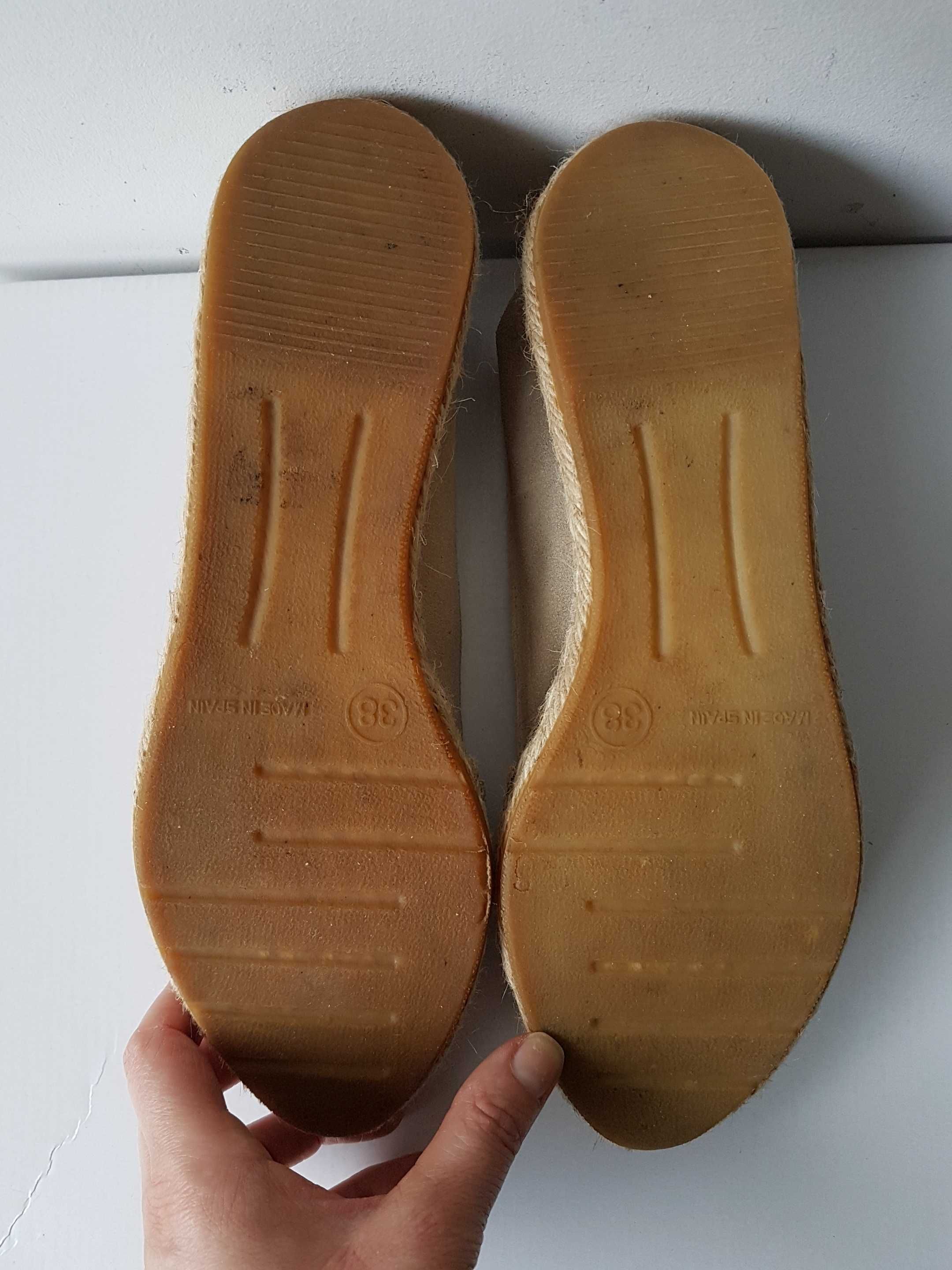 Beżowe skórzane espadryle KIOMI Made In Spain motyw wężowej skóry r.37