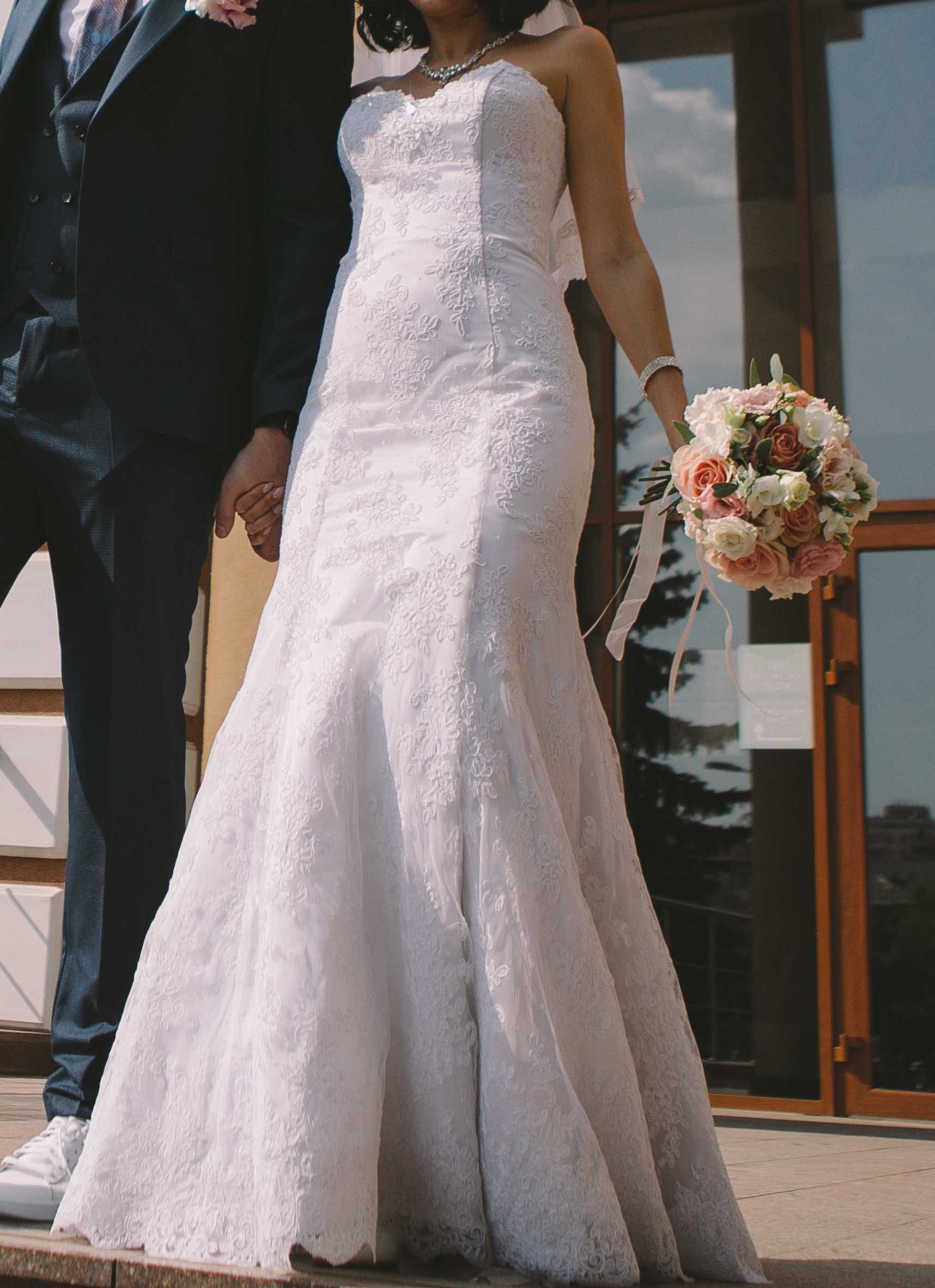 Свадебное платье белое, фасон рыбка с дополнительной пышной юбкой