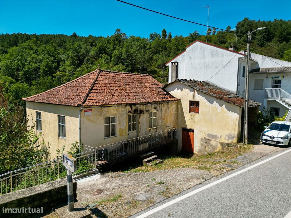 Casa para reconstruir na pitoresca aldeia do Portelo, em Bragança - Op