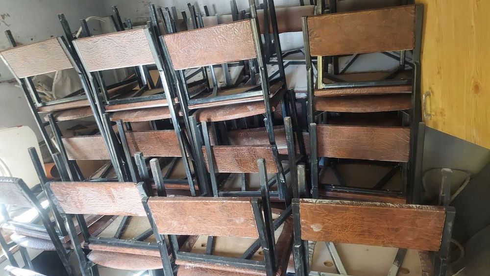 Стіл та стілець з спинкою, м'який