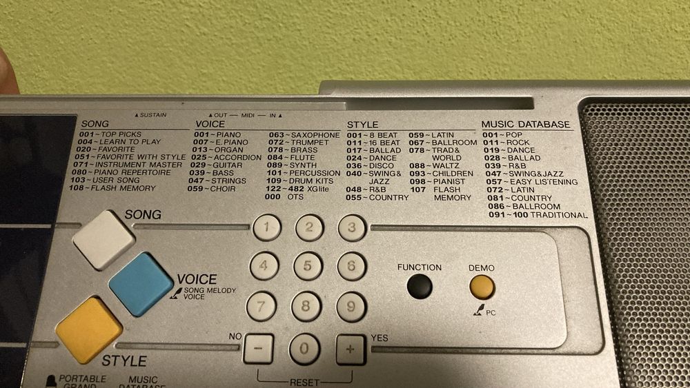 Teclado Yamaha PSR-E323