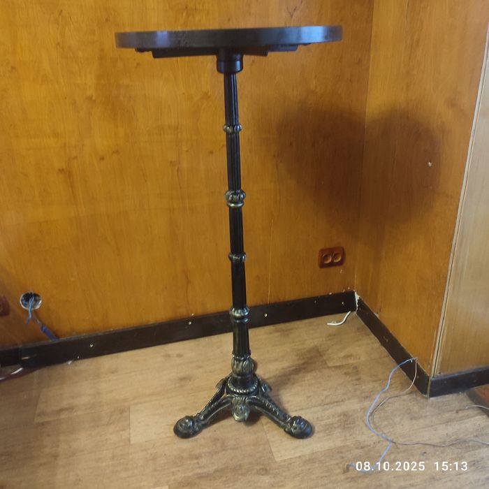 Барный столик на чугунной основе