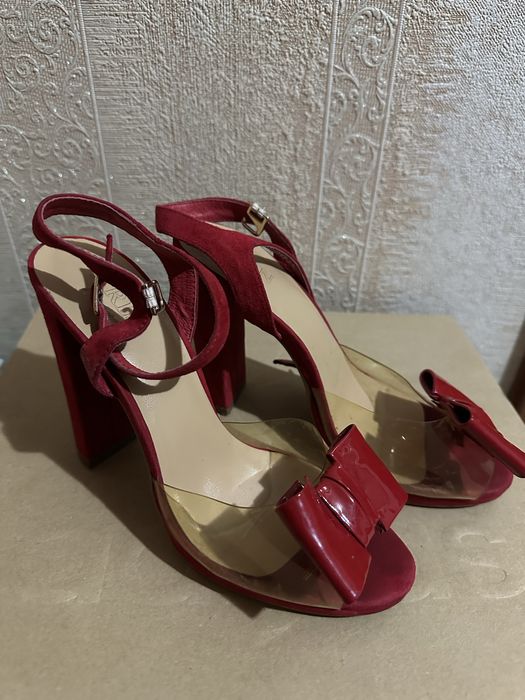 Босоніжки червоного кольору, розмір 38