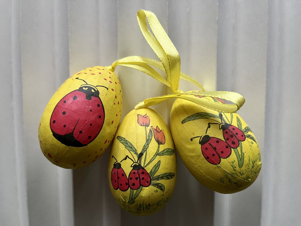 Pisanki wielkanocne Wielkanoc zawieszki żółte jajka biedronki