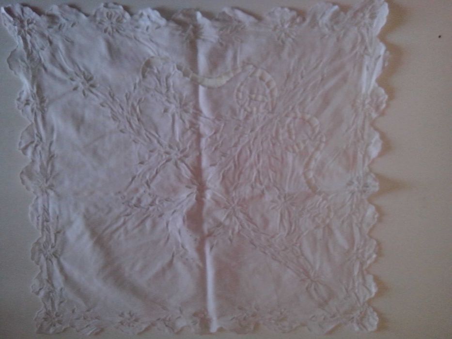 Naperon. Antigo. Dimensão 46 cm X49