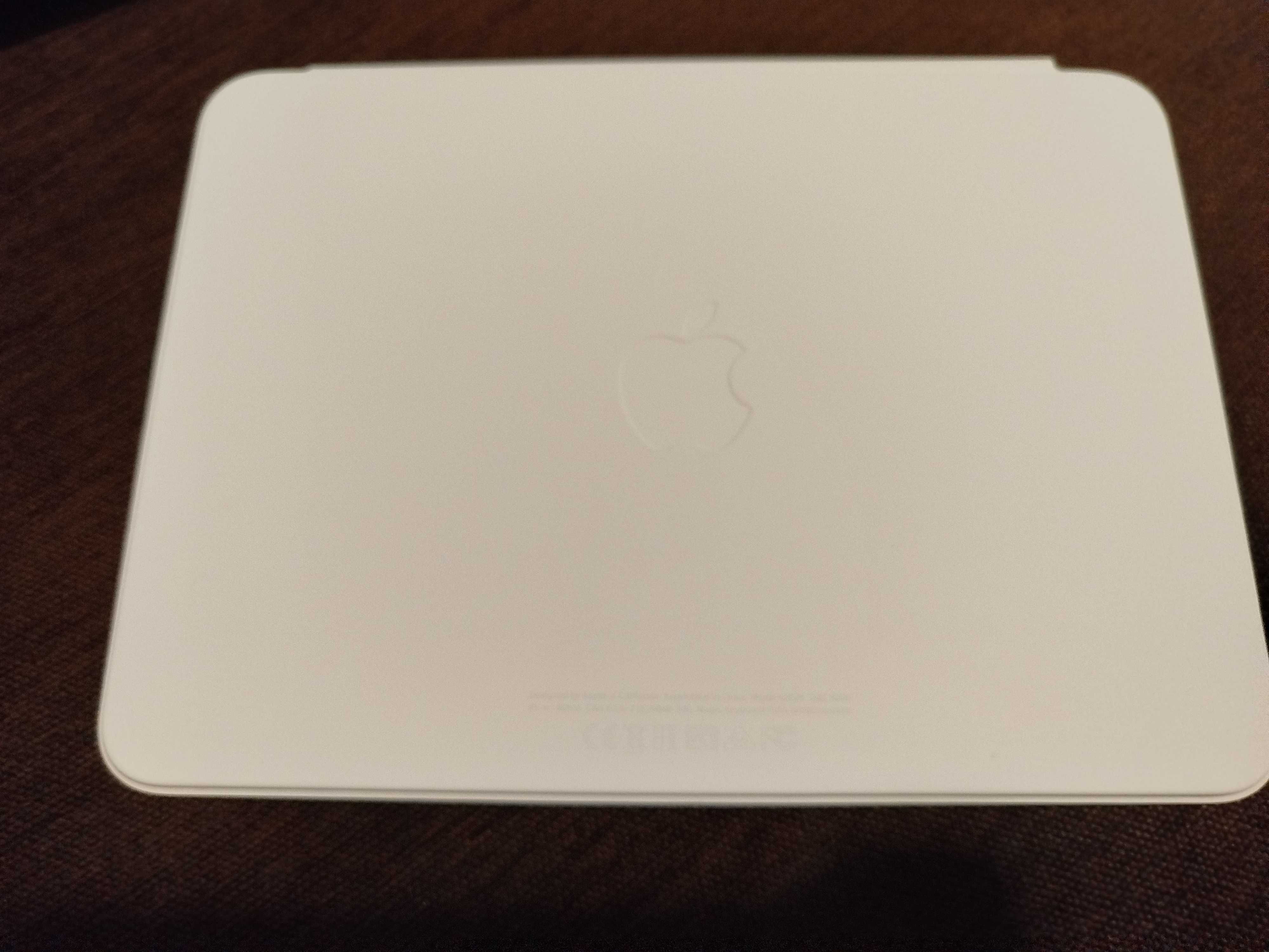 Apple Magic Keyboard A2695 – etui z klawiaturą do iPada