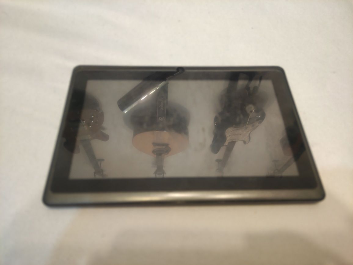 Tablet 7cali Kiano, ekran caly, tablet uszkodzony - nie włącza się
