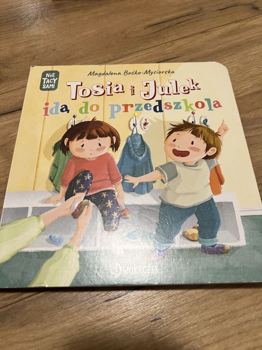 Tosia i julek idą do przedszkola