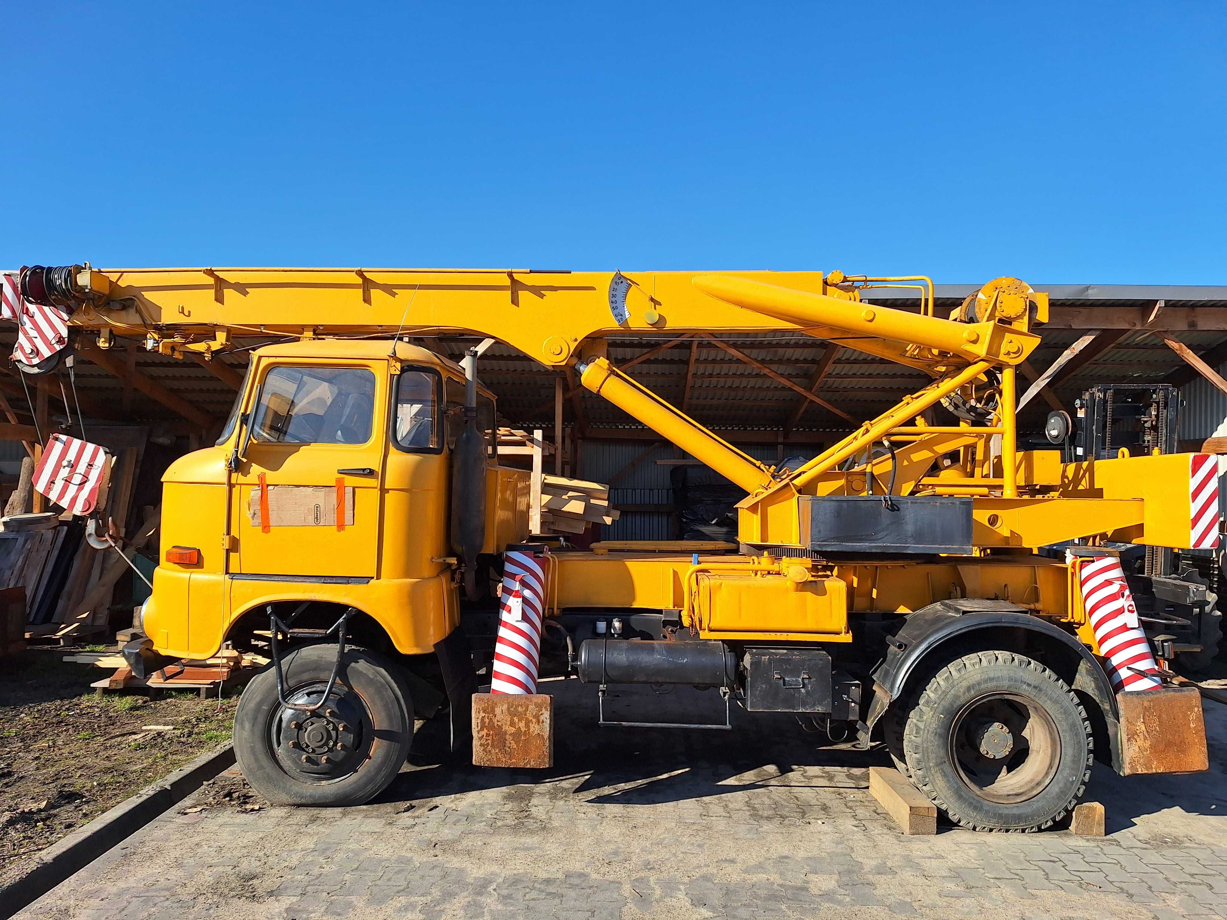 Żuraw samochodowy IFA ADK 70 - udźwig 7 ton  napęd 4x4