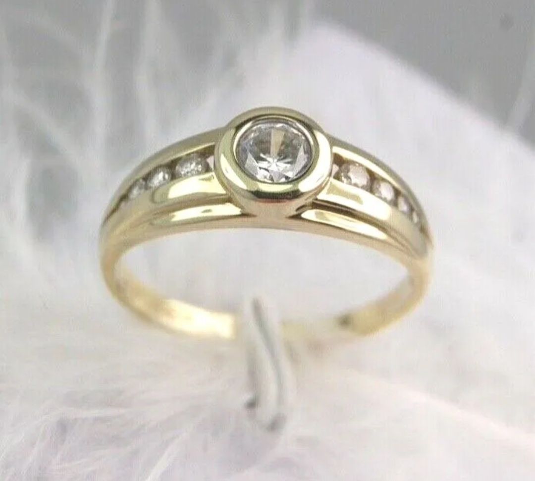 Złoty pierścionek z cyrkonią