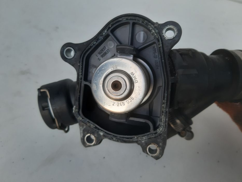 BMW E60 E61 3.0d m57 197km 2009r przewód wody termostat