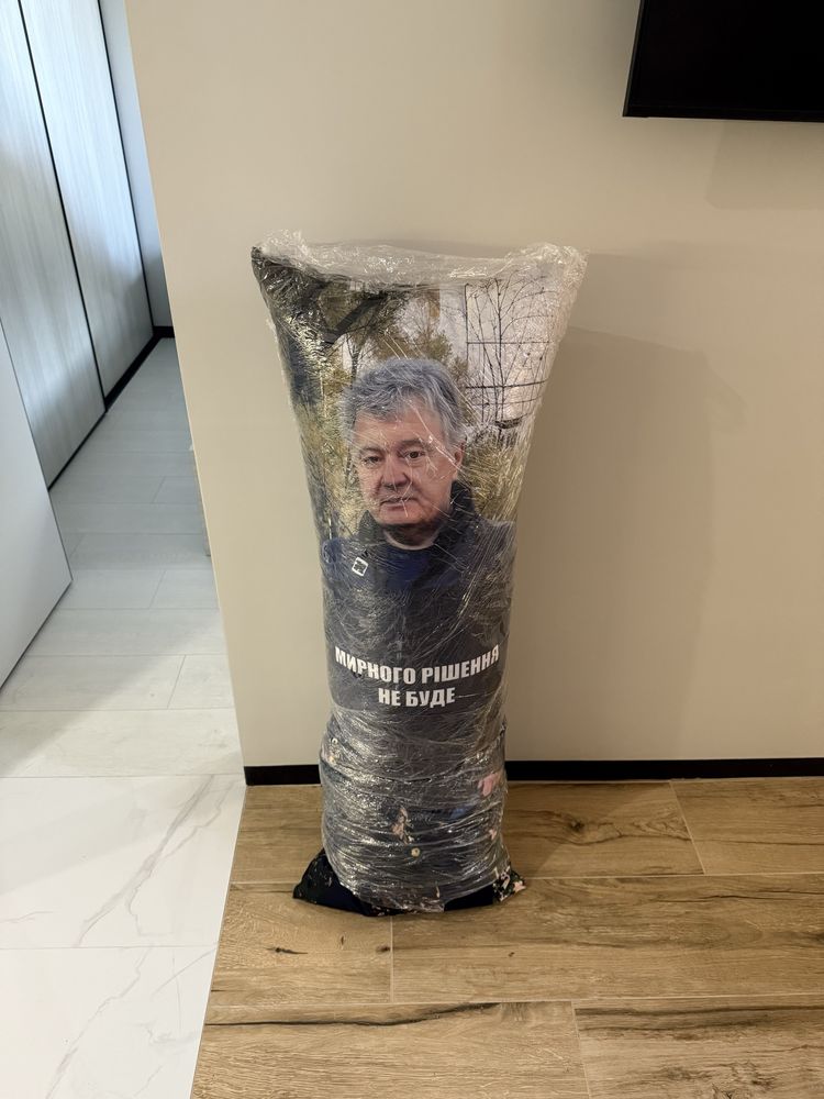 Подушка з веселим мемним принтом