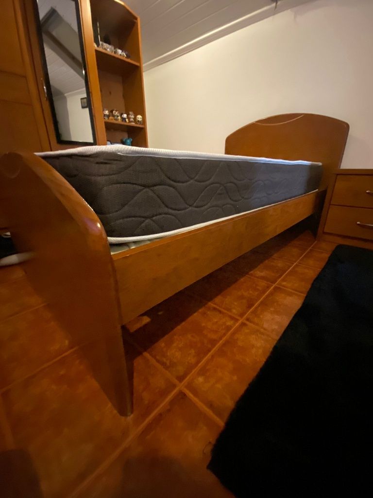 Cama solteiro, 2 mesas de cabeceira, colchão