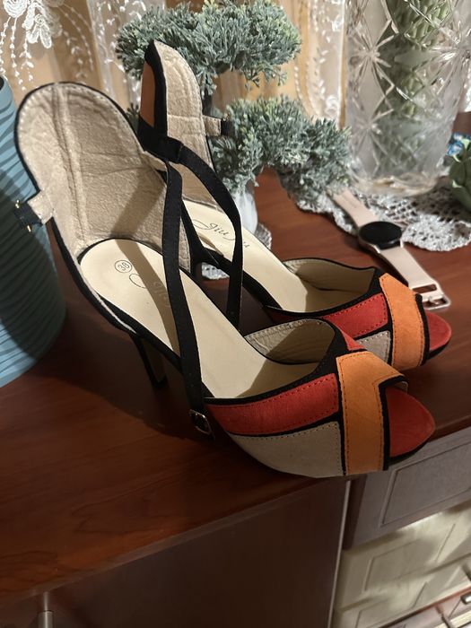 Продаються туфлі