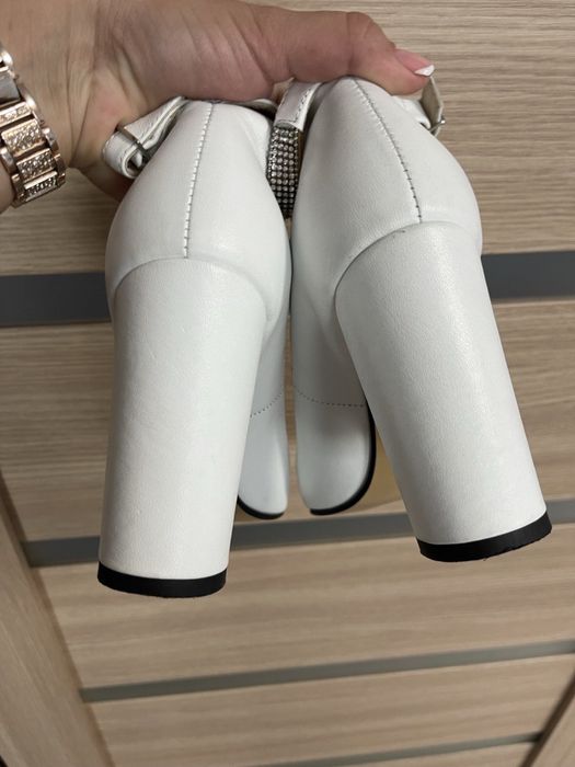 Жіночі святкові  білі туфлі( весільні)