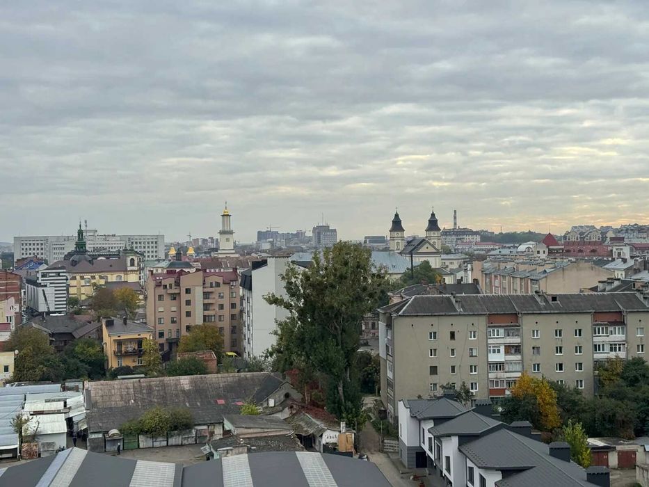 Сучасна двокімнатна в центрі