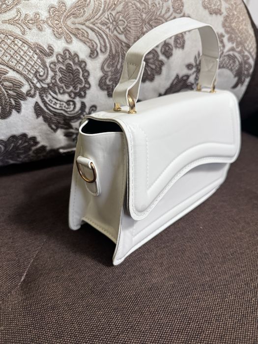 Продам білу сумочку клатч