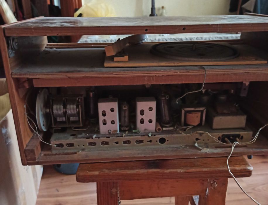 Продам радіолу 68 року випуску. Під ремонт або на зап. Частини.