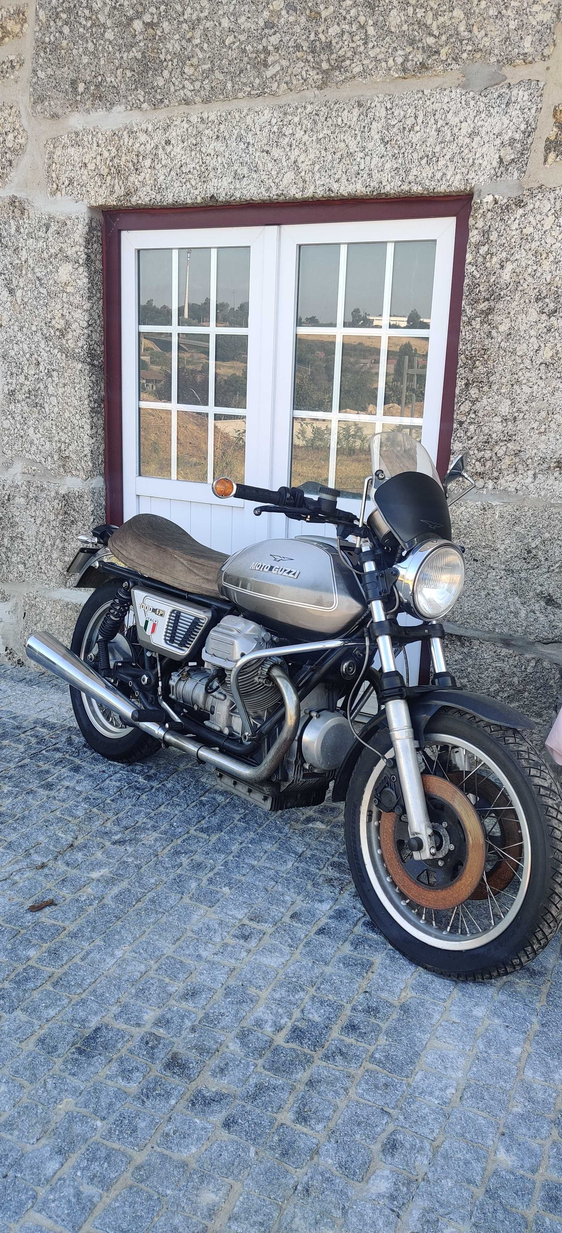 Moto Guzzi cinza