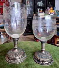 Dois copos de vidro antigo com pé em prata