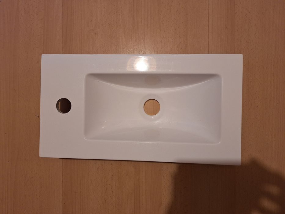 Mała, prawie nowa, umywalka łazienkowa ze stalowymi wspornikami