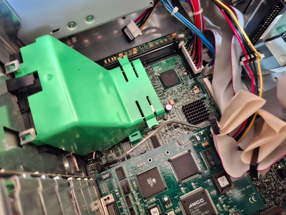 stary retro komputer stacjonarny Dell Optiplex gx200