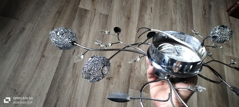Żyrandol w stalowe kwiaty