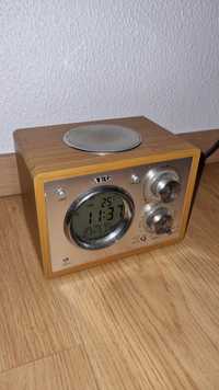 Radio despertador AEG em madeira