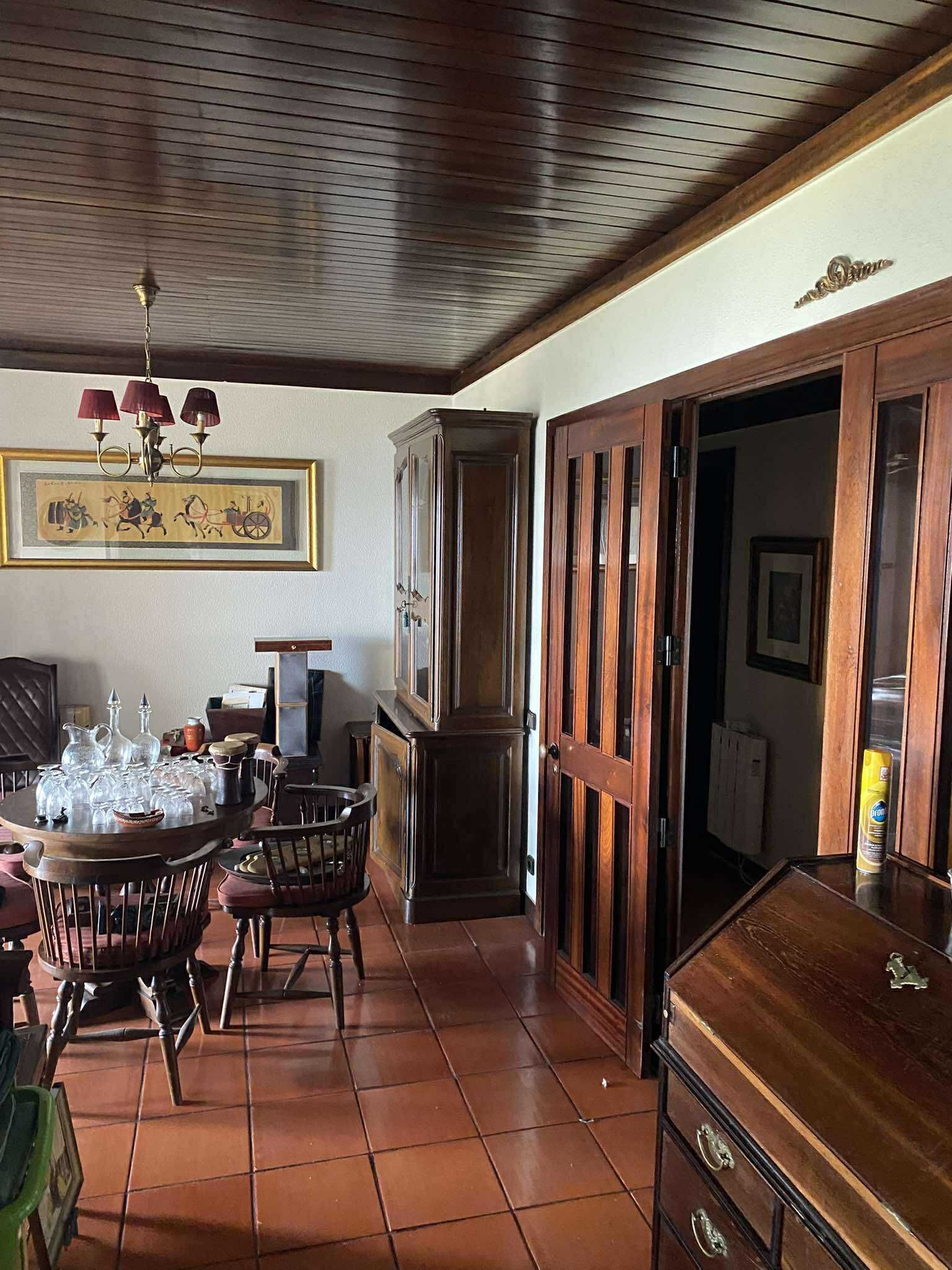 Móvel expositor em Madeira Maciça