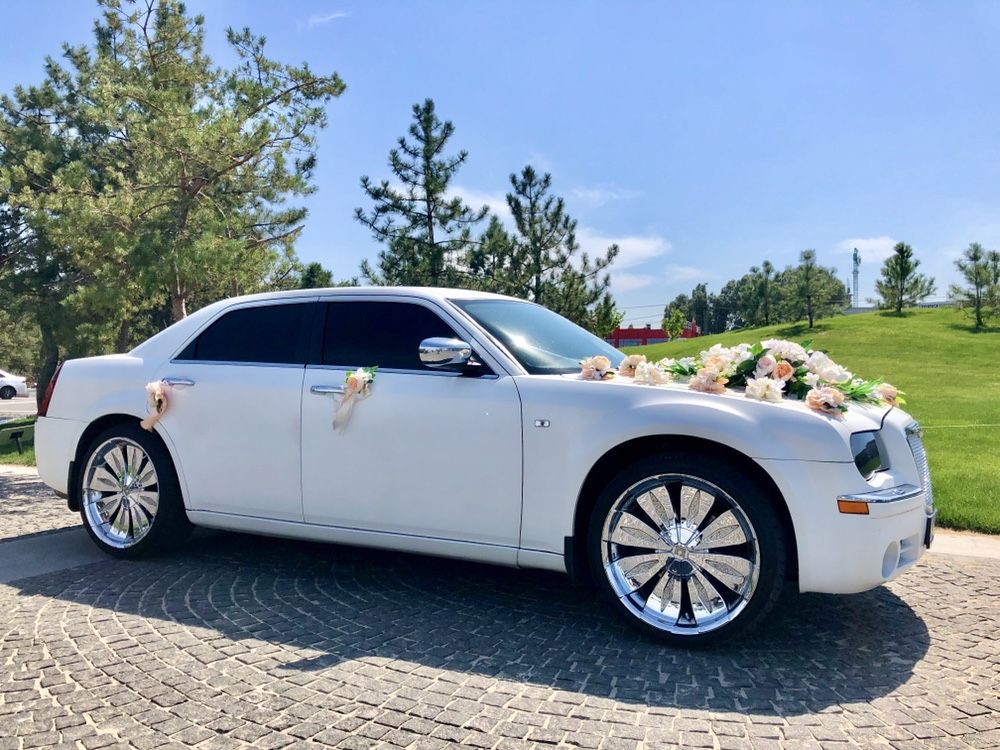 Заказ авто на свадьбу Крайслер 300С белый!!! Аренда авто на свадьбу.