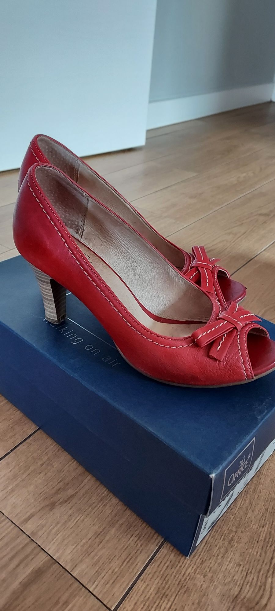 Buty czółenka Caprice r. 37 czerwone skórzane
