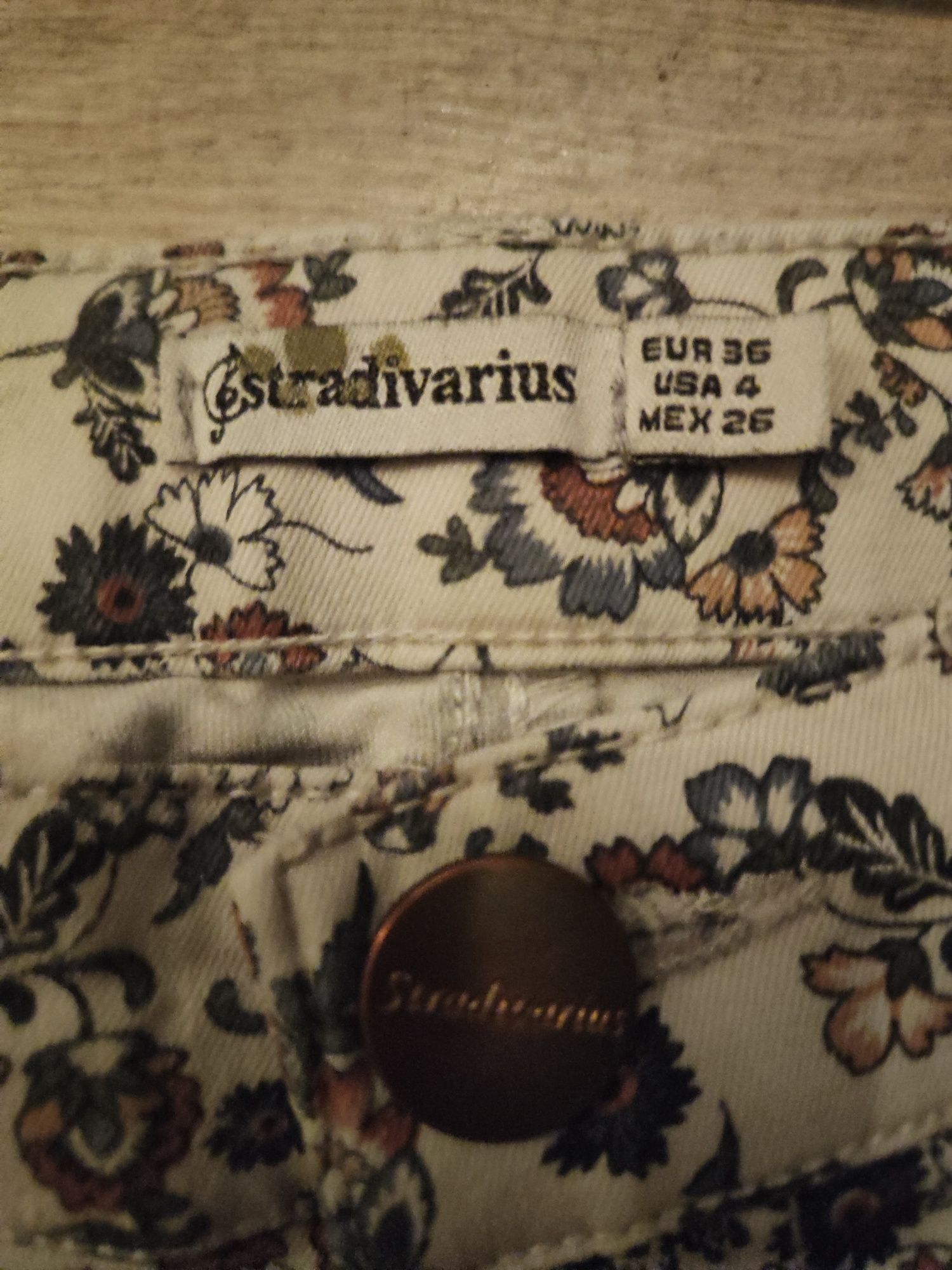 Spodnie w kwiaty Stradivarius r. 36