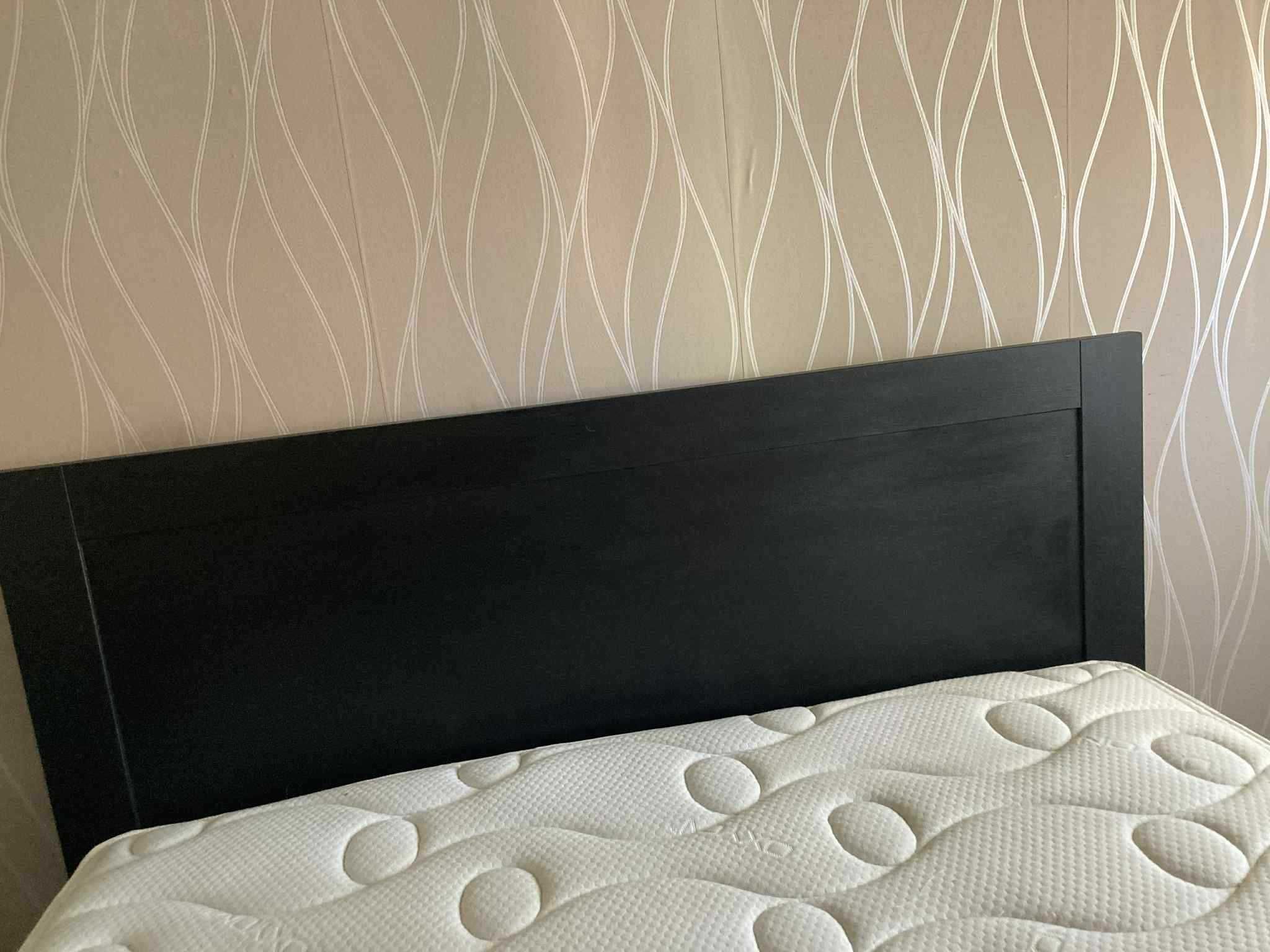 Cama de casal com arrumação + mesa cabeceira