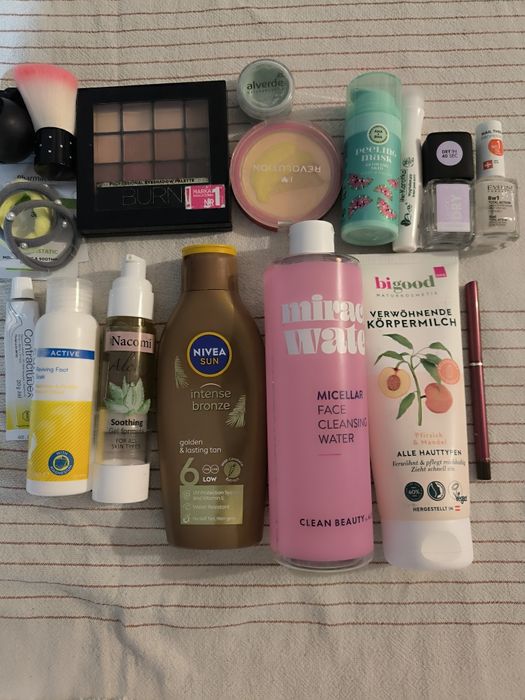 Zestaw kosmetyków pielęgnacyjnych i kolorowych