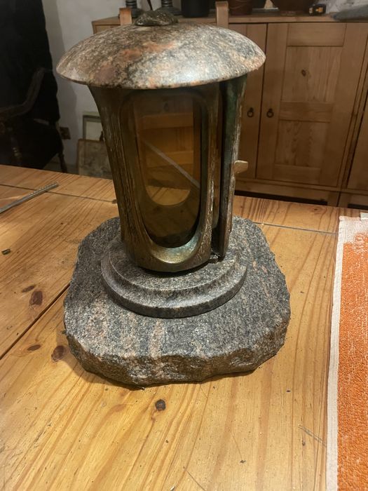 Granitowy lampion znicz na cmentarz
