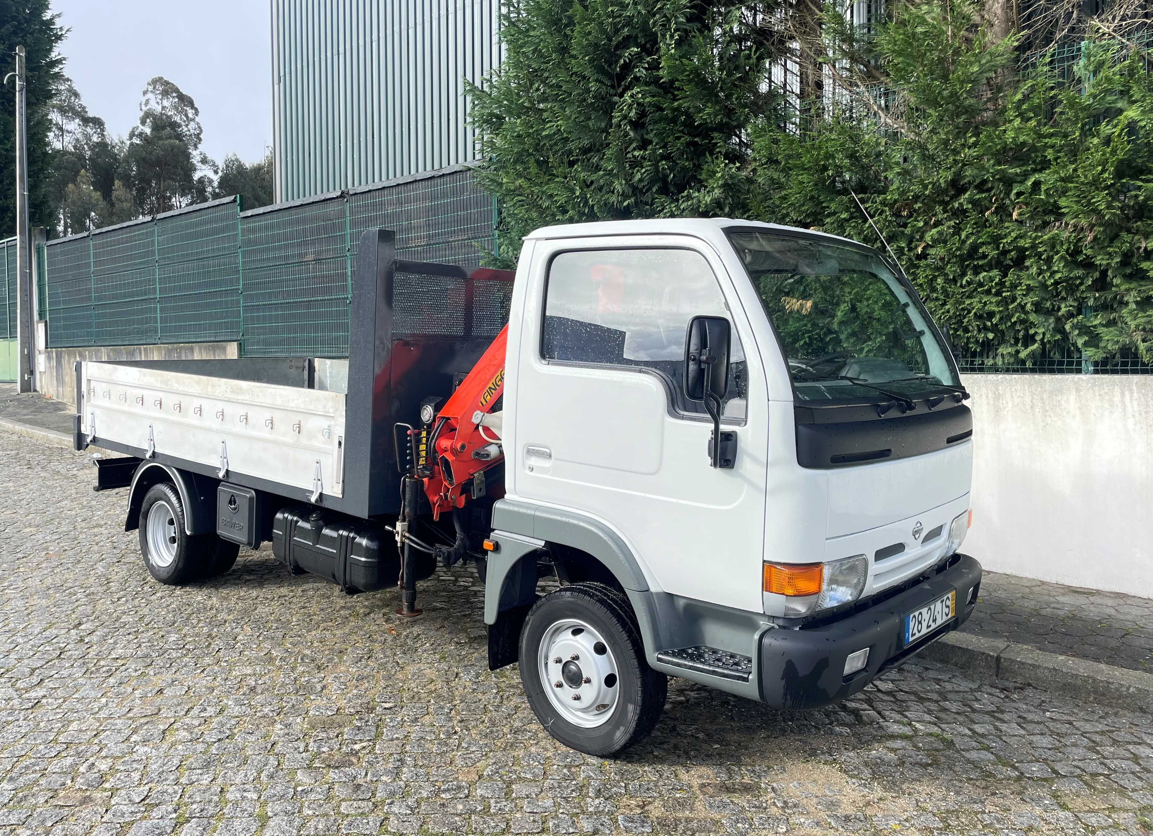 Nissan Cabstar 110 3.0 com GRUA