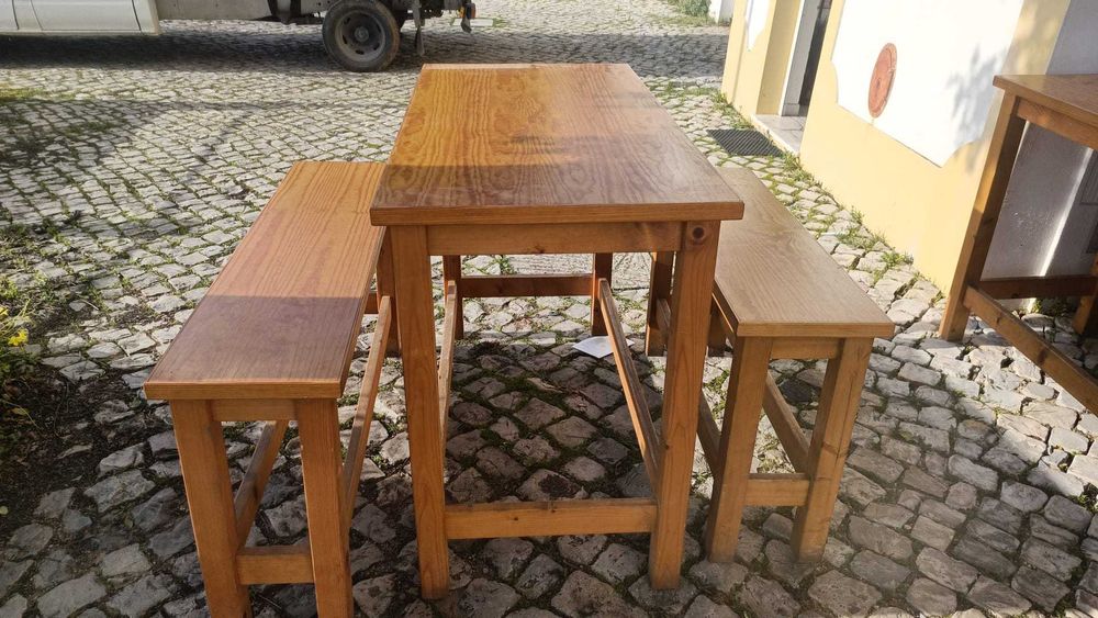 conjunto de mesas e bancos
