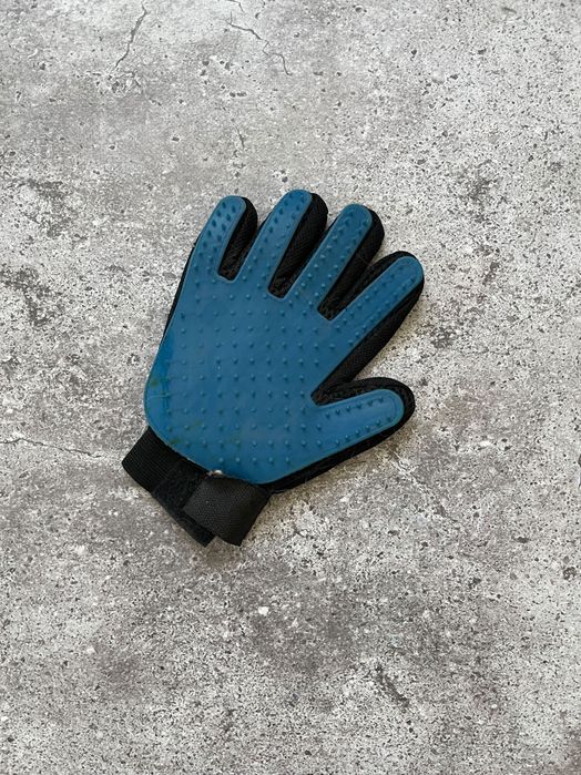 Рукавичка для вичісування шерсті