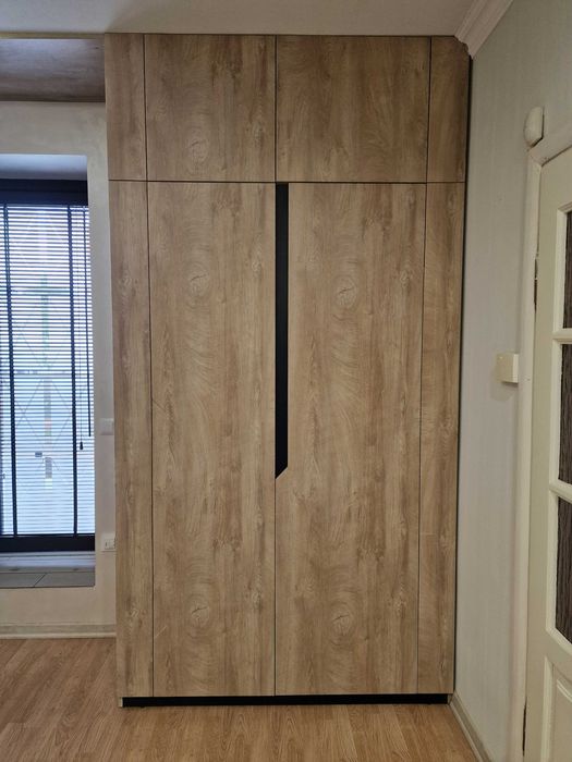 Шафа двохдверна з антресолями в сучасному стилі.