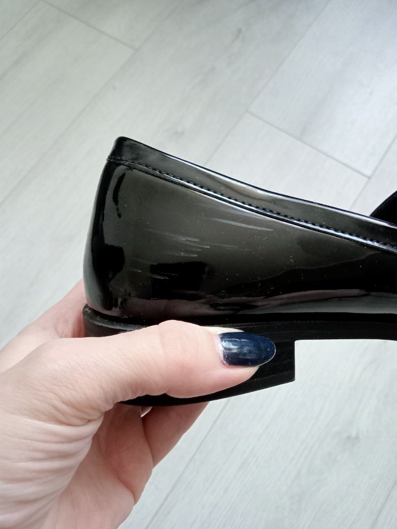 Czarne lakierowane loafersy mokasyny z kokardą