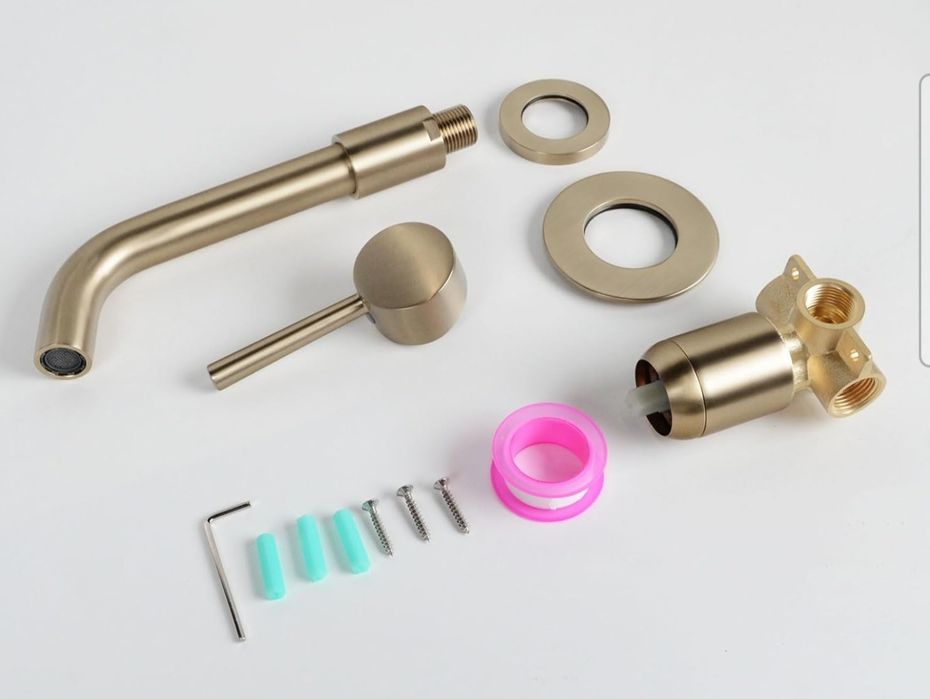 Torneira de parede dourada