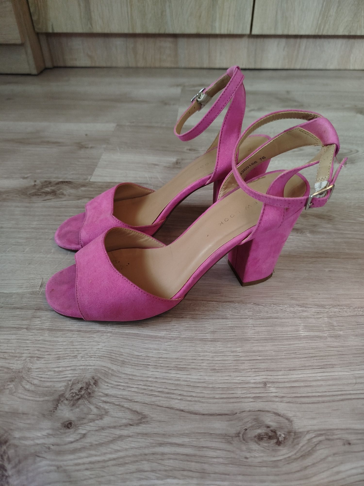 Damskie fuksjowe zamszowe buty na obcasie