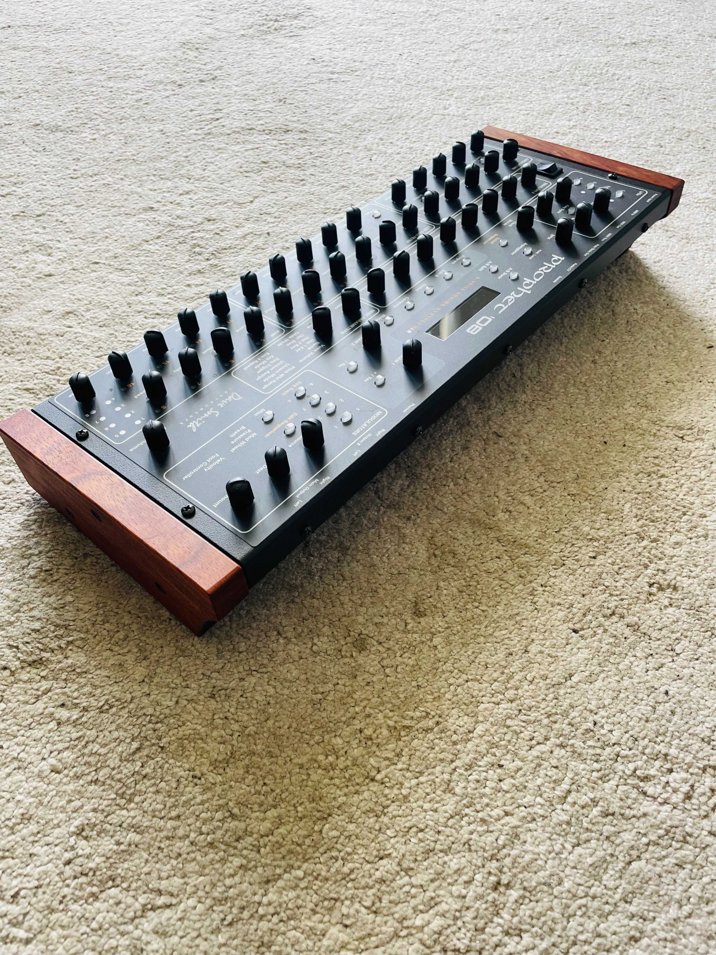 Dave Smith Prophet 08 - syntezator