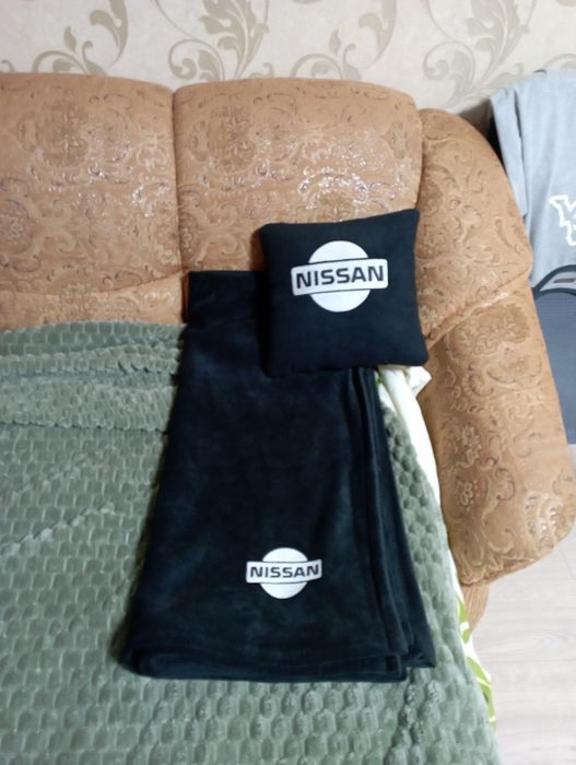 Плед і подушка в авто нісан