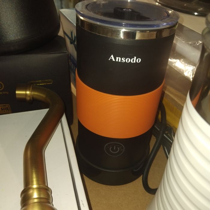 електричний спінювач молока Ansodo.
Він призначений для збивання молок