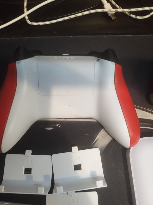 Pad Xbox series + stacja dokująca + klawiatura do pada