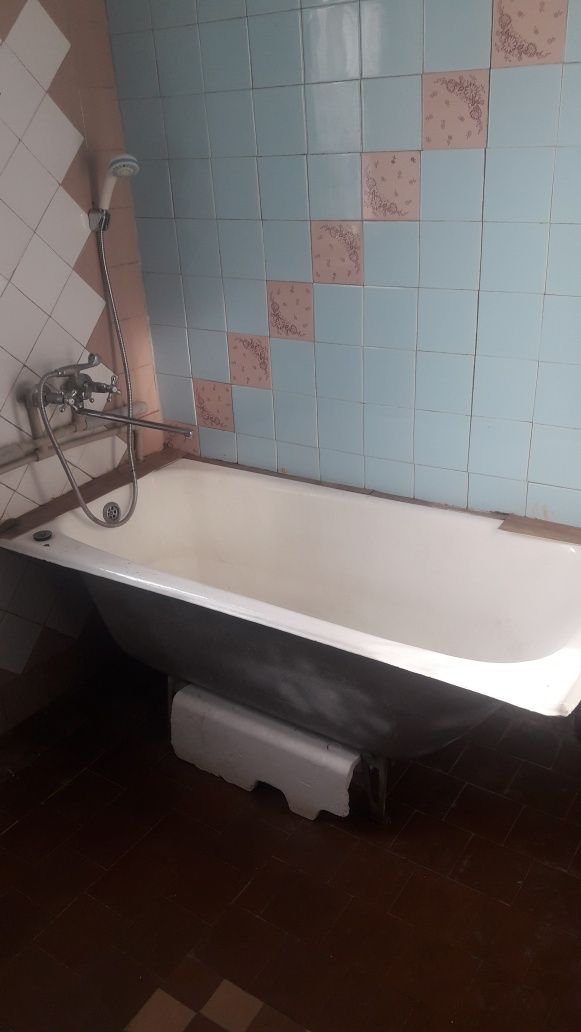 Продам бу инитаз, рукомойник,шланги с лейками длядуша.