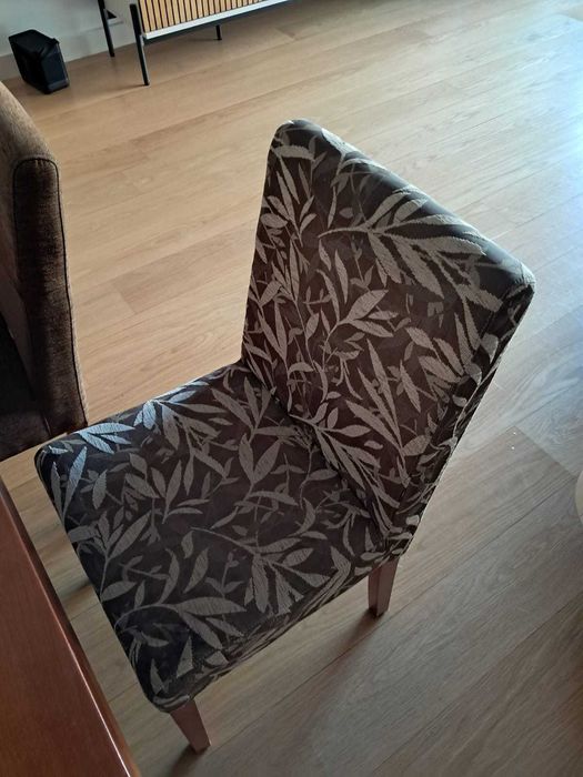 Sala de jantar : Mesa de jantar extensível + aparador + 4 cadeiras.